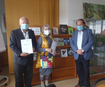 Prevzatie diplomu - Kniha Oravy 2019