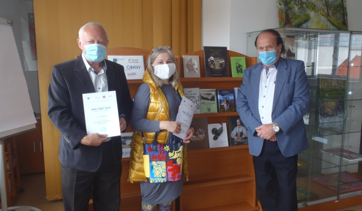 Prevzatie diplomu - Kniha Oravy 2019