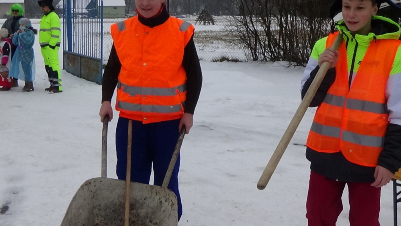 Chlapci z materskej školy nezabudli spolužiačkam postaviť máj