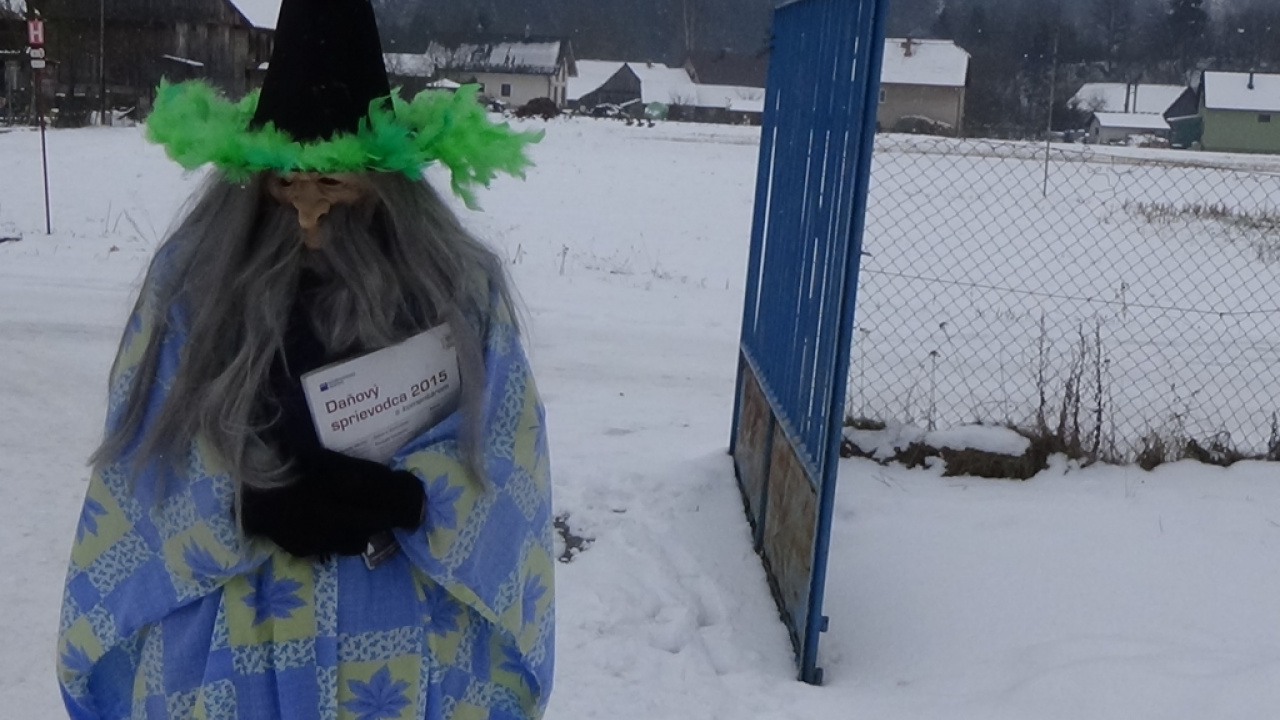 Chlapci z materskej školy nezabudli spolužiačkam postaviť máj