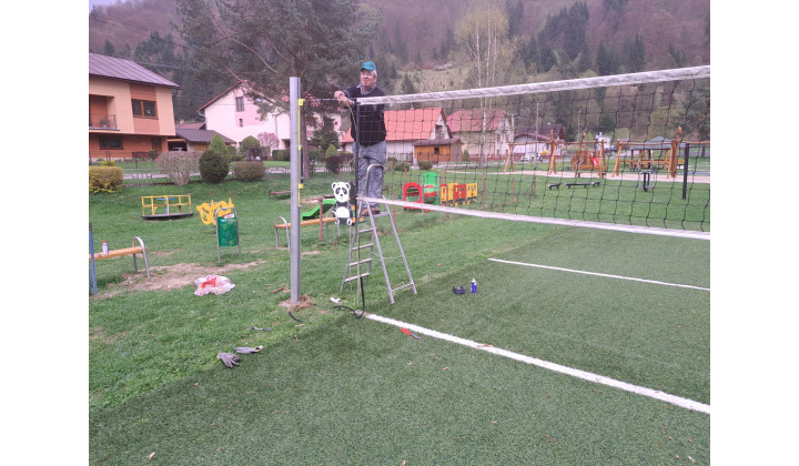 Opravili sme poškodenú konštrukciu pre upevnenie siete na volejbalovom ihrisku