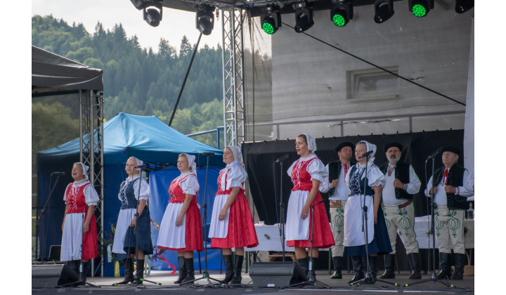 Pozrite si fotky z vystúpenia FS Rovienca v Bzinách na oslave 680. výročia prvej zmienky  o obci