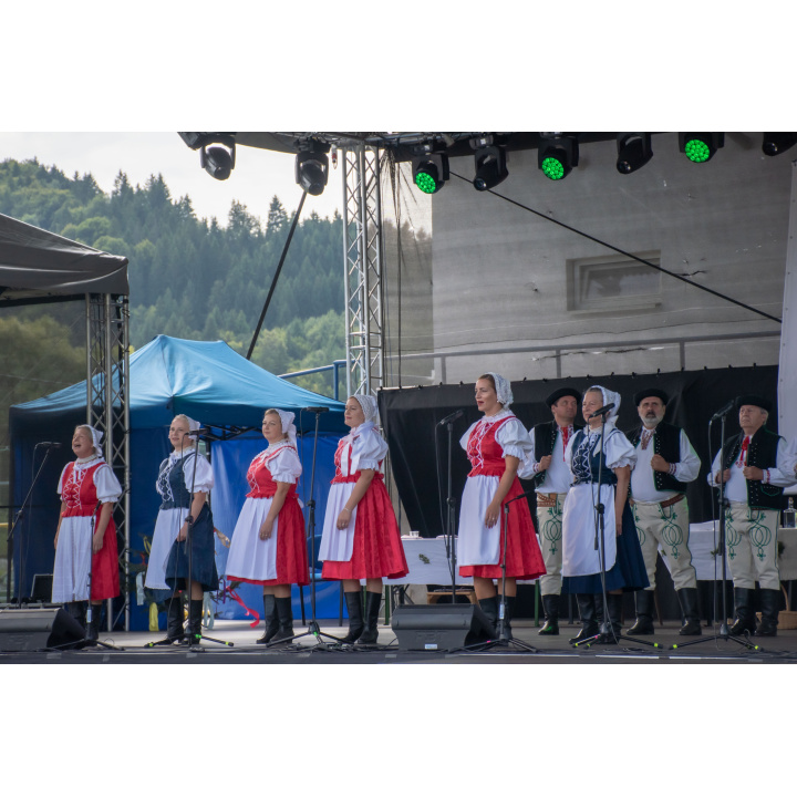 Pozrite si fotky z vystúpenia FS Rovienca v Bzinách na oslave 680. výročia prvej zmienky  o obci
