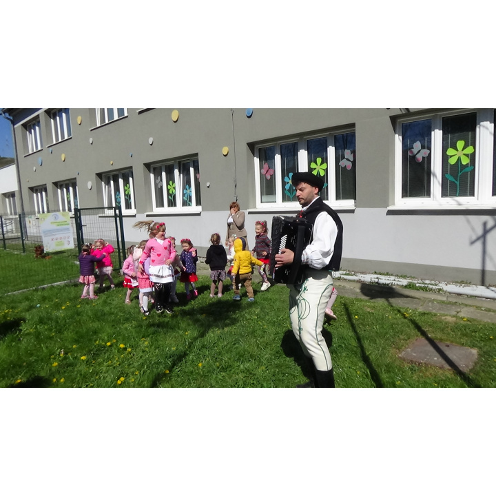 Stavanie mája v našej materskej škole Zvedavá Lienka