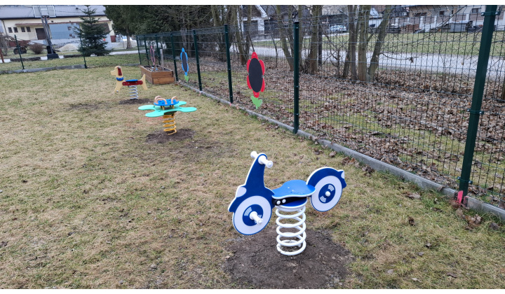 V školskej záhrade sme pre deti pridali ďalšie prvky na hranie 