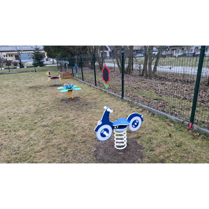 V školskej záhrade sme pre deti pridali ďalšie prvky na hranie 