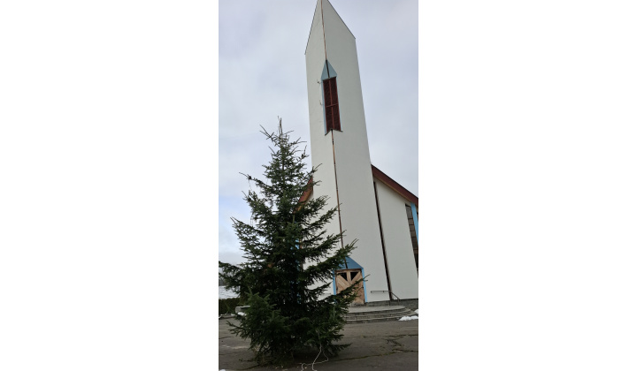 Vianočný stromček pred našim kostolom sme postavili